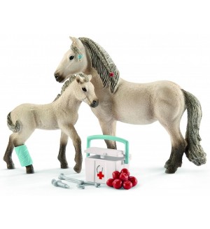 Комплект фигурки Schleich Horse Club - Първа помощ за Хана