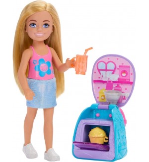 Игрален комплект Barbie Family & Friends - Club Chelsea, раница за печене на кексчета