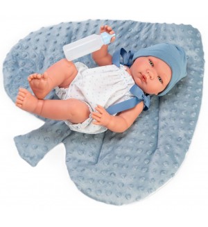 Кукла Asi Dolls - Бебе Пабло, с бял гащеризон и синя възглавница листо, 43 cm Кукла Asi Dolls - Бебе Пабло, с бял гащеризон и синя възглавница листо, 43 cm