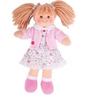 Мека кукла Bigjigs - Попи,  с рокличка на цветя и жилетка, 28 cm