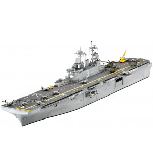 Сглобяем модел Revell Военни: Кораби - Американски щурмови превозвач