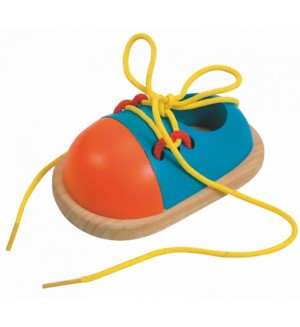 Дървена играчка Woody – Обувка с връзки за връзване